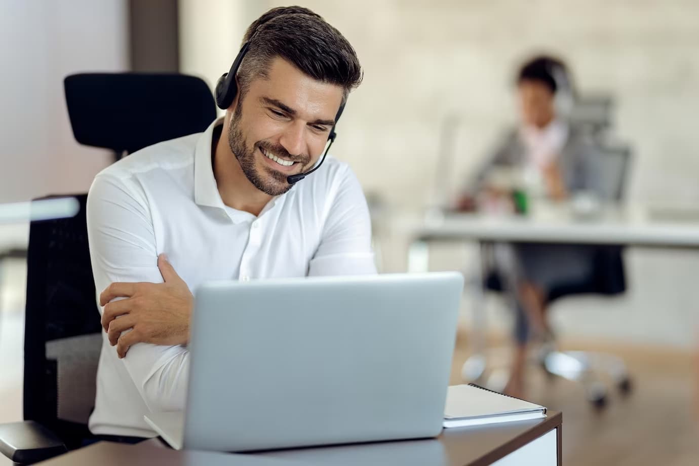 Insurance specialist helping a trucking company by phone